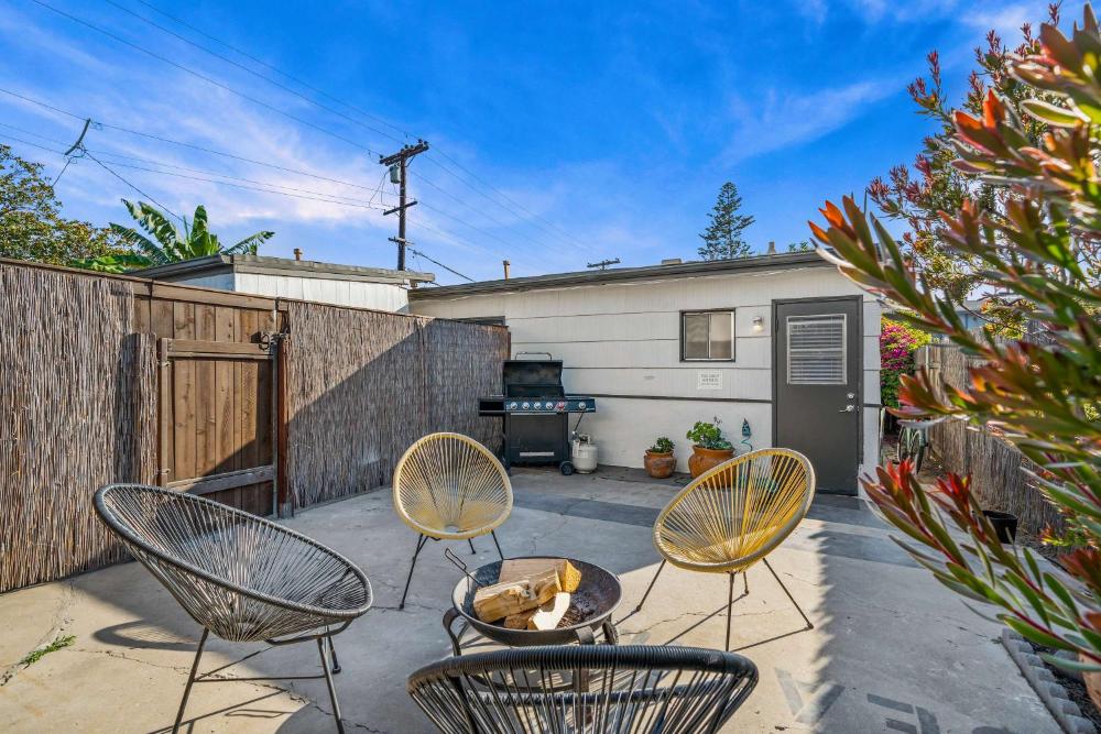 Live like a local - Studio with huge backyard